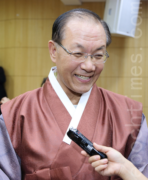 韩国各党派国会议员以及社会名流日前在国会上演了一场韩服秀。呼吁韩国民众重视传统服饰文化。执政党“新世界党”代表黄祐吕在当天的韩服秀上接受《大纪元》记者采访。(全宇/大纪元) 韩国各党派国会议员以及社会名流日前在国会上演了一场韩服秀。呼吁韩国民众重视传统服饰文化。执政党“新世界党”代表黄祐吕在当天的韩服秀上接受《大纪元》记者采访。(全宇/大纪元)