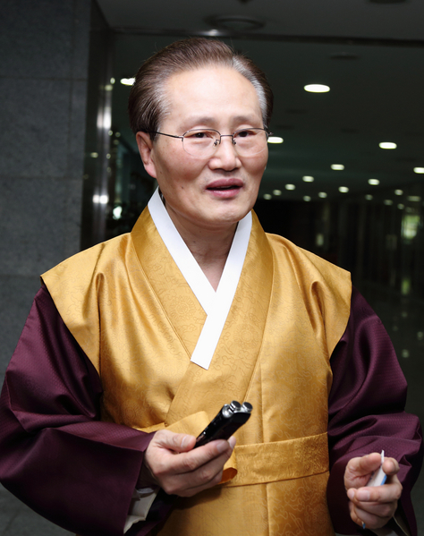 韩国各党派国会议员以及社会名流日前在国会上演了一场韩服秀。呼吁韩国民众重视传统服饰文化。韩国“法律消费者联盟”总裁金大忍在当天的活动中接受《大纪元》记者采访。(全宇/大纪元) 韩国各党派国会议员以及社会名流日前在国会上演了一场韩服秀。呼吁韩国民众重视传统服饰文化。韩国“法律消费者联盟”总裁金大忍在当天的活动中接受《大纪元》记者采访。(全宇/大纪元)