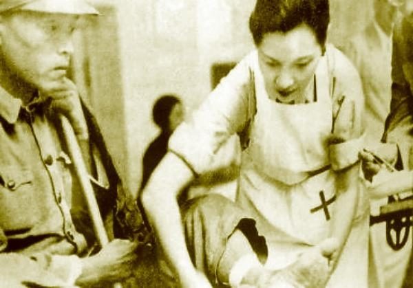 1938年宋美龄在战区为抗日受伤战士包扎伤口。(法新社)
1938年宋美龄在战区为抗日受伤战士包扎伤口。(法新社)