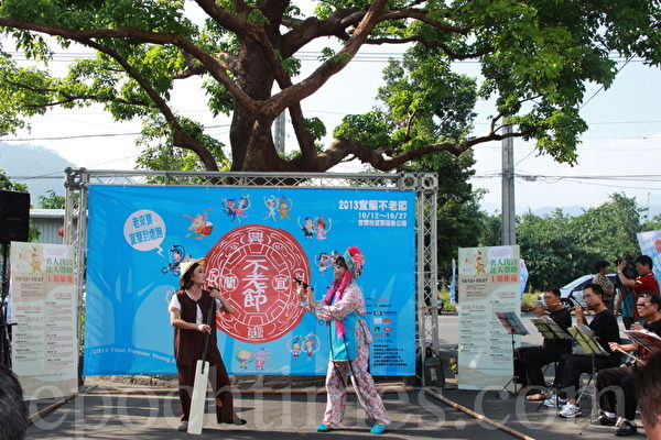 落地扫 桃花过渡 剧照 。(谢月琴/大纪元) 落地扫 桃花过渡 剧照 。(谢月琴/大纪元)