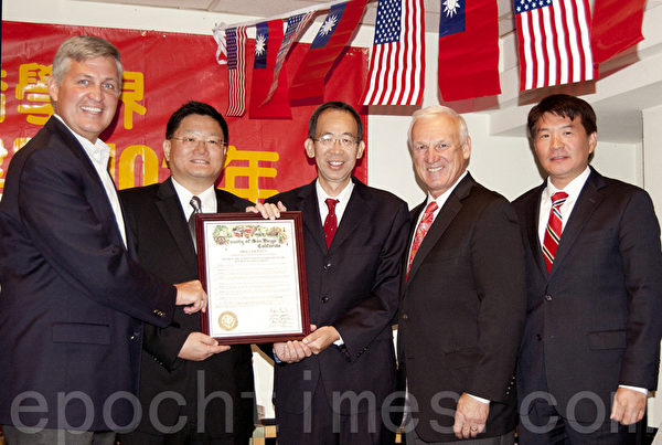 聖地亞哥縣政府頒發嘉獎令,祝賀聖地亞哥縣慶祝中華民國國慶。左起,聖地亞哥縣監察委員會委員Dave Roberts,本屆慶典籌委會主席謝家樹,台北駐洛杉磯經濟文化辦事處新聞組長楊國添,縣監察委員會委員Ron Roberts,橙縣文化教育中心主任高家富。(楊婕/大紀元) 聖地亞哥縣政府頒發嘉獎令,祝賀聖地亞哥縣慶祝中華民國國慶。左起,聖地亞哥縣監察委員會委員Dave Roberts,本屆慶典籌委會主席謝家樹,台北駐洛杉磯經濟文化辦事處新聞組長楊國添,縣監察委員會委員Ron Roberts,橙縣文化教育中心主任高家富。(楊婕/大紀元)