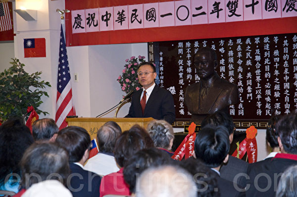 10月10日11時,舊金山灣區僑學各界在金山國父紀念館前舉行了盛大的升旗典禮及慶祝活動。(曹景哲/大紀元) 10月10日11時,舊金山灣區僑學各界在金山國父紀念館前舉行了盛大的升旗典禮及慶祝活動。(曹景哲/大紀元)