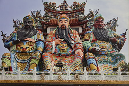 进入嘉邑镇天宫庙埕,仰望则见桃园三结义塑像,中为眉目清秀,有帝王气势之刘备,右为面如重枣,丹凤眼之关公,左为浓眉大眼之张飞,三人之情义,传颂千古。(嘉邑镇天宫提供)