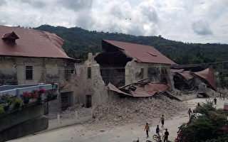组图：菲律宾强震93死数百伤 灾民踩死孩童