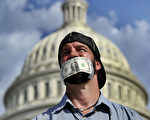图：10月1日，美国政府关门第一天，一名男子在国会前抗议（AFP Photo / Jewel Samad）