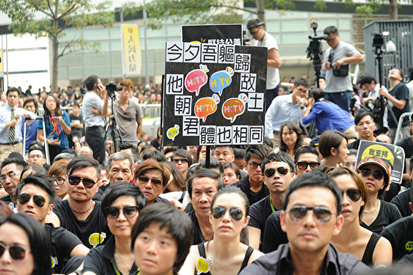 香港幾十名知名藝員從中環九號碼頭出發,遊行至政府總部,並參加集會,表達對黑箱作業的不滿,要求公義。(攝影/文瀚林)
香港幾十名知名藝員從中環九號碼頭出發,遊行至政府總部,並參加集會,表達對黑箱作業的不滿,要求公義。(攝影/文瀚林)