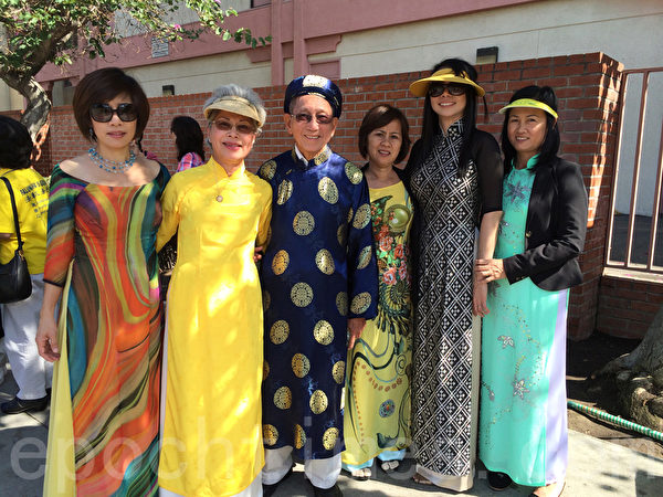 来自橙县Fountain Valley的越南裔修炼者，以传统服饰男装古朴、女装飘逸优雅来展现大法美好。（方平/大纪元）