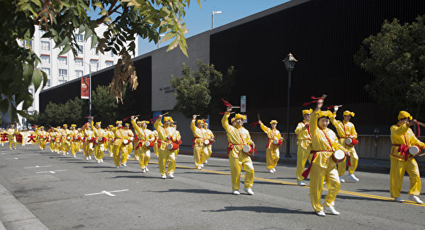 10月20日法轮大法学员在美国洛杉矶中国城游行展示法轮功的美好，向市民讲大法真相。（伊罗逊／大纪元）