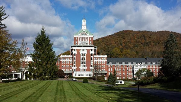 美国维吉尼亚州医学协会(the Medical Society of Virginia , MSV)于10月25日-27日年会期间正式推出13-207号决议案,该决议案要求制止中共对法轮功学员和其他良心犯的强摘器官行为,要求美国医学会(American Medical Association,AMA)呼吁美国国务院对中国的器官移植系统进行全面透明的调查;要求美国国务院向美国公民发布器官移植旅行警报;要求美国禁止那些参与非法强摘人体器官者入境,如已在美国境内要对其提出法律起诉。 这是美国首个专业医学协会推出制止中共活摘器官的决议案。该议案同时发送给美国医学会(American Medical Association)。图为MSV年会开会地点。(文忠/大纪元) 美国维吉尼亚州医学协会(the Medical Society of Virginia , MSV)于10月25日-27日年会期间正式推出13-207号决议案,该决议案要求制止中共对法轮功学员和其他良心犯的强摘器官行为,要求美国医学会(American Medical Association,AMA)呼吁美国国务院对中国的器官移植系统进行全面透明的调查;要求美国国务院向美国公民发布器官移植旅行警报;要求美国禁止那些参与非法强摘人体器官者入境,如已在美国境内要对其提出法律起诉。 这是美国首个专业医学协会推出制止中共活摘器官的决议案。该议案同时发送给美国医学会(American Medical Association)。图为MSV年会开会地点。(文忠/大纪元)