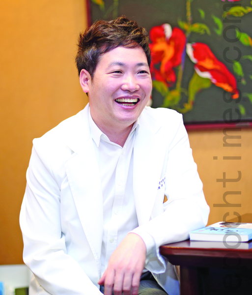 首爾「清潭NB Clinic」美容中心首席院長李黃熙教授。(全宇/大紀元) 首爾「清潭NB Clinic」美容中心首席院長李黃熙教授。(全宇/大紀元)