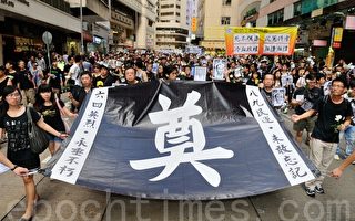 2012年6月10日, 2万5千香港人上街游行到中联办，要求北京当局交待李旺阳死因真相，彻查杀人凶手，还旺阳勇士一个公道。最近，中国大陆接二连三发生的几大事件多与湖南有关。外界评论认为，在关键时刻，江派都在湖南搅局，制造恶性事件威胁中南海，其中包括“六四铁汉”李旺阳事件。（摄影：宋祥龙/大纪元）