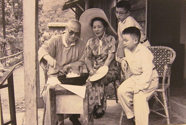 蔣中正偕夫人於台灣桃園角板山野炊,旁為宋子安的公子(宋伯熊、宋仲虎),其平民化生活可見一般。(攝影:鍾元翻攝/大紀元) 蔣中正偕夫人於台灣桃園角板山野炊,旁為宋子安的公子(宋伯熊、宋仲虎),其平民化生活可見一般。(攝影:鍾元翻攝/大紀元)