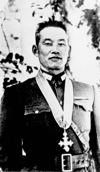 第一次反攻缅北,孙立人将军所属新38师解救英军7,000人,缔造仁安羌大捷,获英皇颁赠大英帝国司令(C.B.E)勋章。图为孙立人将军于1943年在印度比哈尔省之兰溪受勋。(罗广仁提供)(中央社) 第一次反攻缅北,孙立人将军所属新38师解救英军7,000人,缔造仁安羌大捷,获英皇颁赠大英帝国司令(C.B.E)勋章。图为孙立人将军于1943年在印度比哈尔省之兰溪受勋。(罗广仁提供)(中央社)
