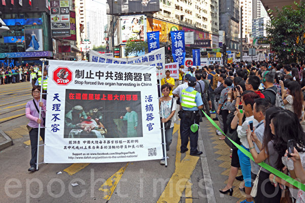 香港國殤日的遊行隊伍吸引大批中港人士駐足觀看。(潘在殊/大紀元) 香港國殤日的遊行隊伍吸引大批中港人士駐足觀看。(潘在殊/大紀元)