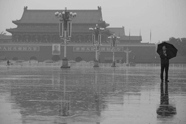 “十一”国殇日期间，北京上空雾霾满天，在十一当天，天安门广场上倾盆大雨。（AFP）