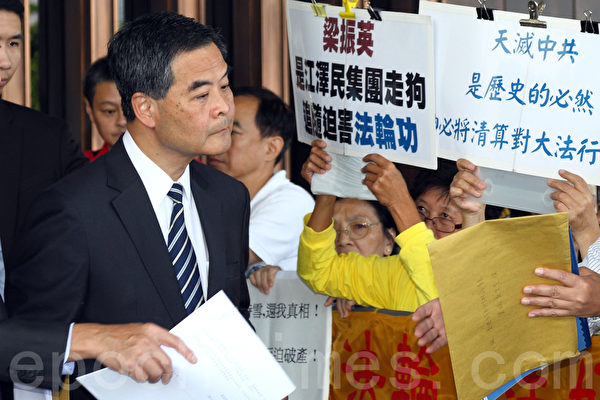作為江澤民集團走狗的香港特首梁振英,上任後在港一直按曾慶紅的旨意頑固執行江派政策,重點打壓法輪功,大搞文革批鬥運動。(潘在殊/大紀元) 作為江澤民集團走狗的香港特首梁振英,上任後在港一直按曾慶紅的旨意頑固執行江派政策,重點打壓法輪功,大搞文革批鬥運動。(潘在殊/大紀元)