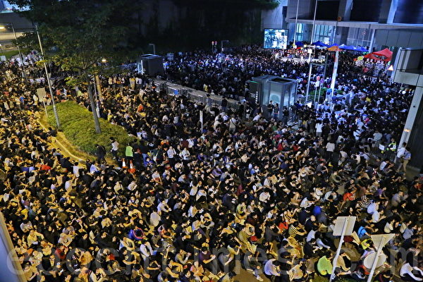 歷時六日六夜的香港電視風波,10月25日進入高潮,超過12萬港人逼爆政府總部,抗議梁振英,要求香港特首梁振英交代發牌真相,以及認錯下臺。(宋祥龍/大紀元) 歷時六日六夜的香港電視風波,10月25日進入高潮,超過12萬港人逼爆政府總部,抗議梁振英,要求香港特首梁振英交代發牌真相,以及認錯下臺。(宋祥龍/大紀元)
