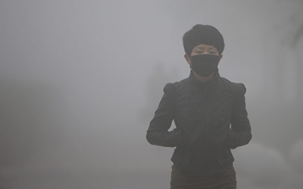 世卫组织的“大气污染可致癌”的报告令中国民众普遍恐慌。图为2013年10月21日，吉林长春阴霾严重，能见度很低，出行的人们都戴上了口罩。(ChinaFotoPress/Getty Images)