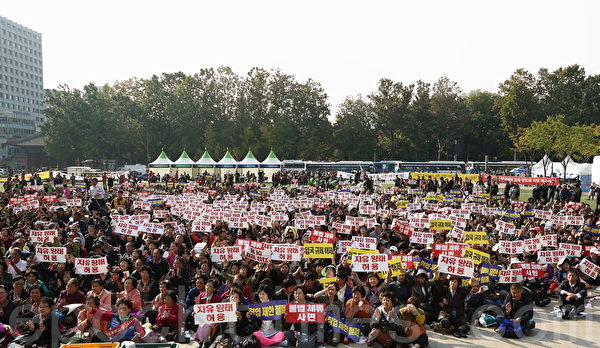 10月27日,1万余名朝鲜族同胞在首尔市厅广场举行大规模集会,参与集会的大多数是中国同胞。他们要求韩国政府给予自由往来、自由滞留、自由就业等方面的权力。(全宇/大纪元) 10月27日,1万余名朝鲜族同胞在首尔市厅广场举行大规模集会,参与集会的大多数是中国同胞。他们要求韩国政府给予自由往来、自由滞留、自由就业等方面的权力。(全宇/大纪元)
