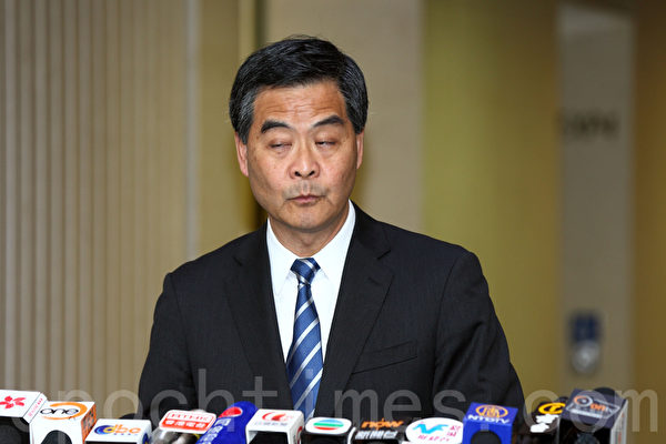 調查電視發牌風波的特權法即將在11月6日星期三表决,香港特首梁振英星期二迫於強大民意的壓力下終於表示政府會發6頁書面聲明,在可能情況內進一步解釋免費電視台發牌準則和依據,但未能解釋香港電視為何出局。(潘在殊/大紀元) 調查電視發牌風波的特權法即將在11月6日星期三表决,香港特首梁振英星期二迫於強大民意的壓力下終於表示政府會發6頁書面聲明,在可能情況內進一步解釋免費電視台發牌準則和依據,但未能解釋香港電視為何出局。(潘在殊/大紀元)