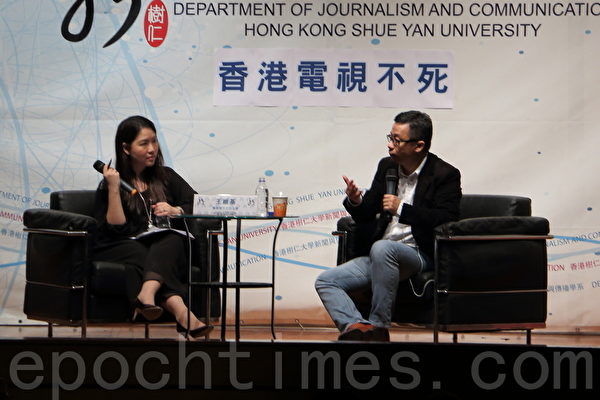 香港電視網絡主席王維基在一場演講中表示,將於3至6個月內推出新計劃,例如發展互聯網電視;對於政府不允許港視披露發牌顧問報告,他則回應指會透過創意思考,研究在不侵犯道德界線下,逼令政府披露更多細節;並認為政府現時是進退兩難,質疑如果政府文件有一些準確資料,為何不在公布發牌結果當日就向公眾披露,而要待十萬人包圍政府總部後才公布。(蔡雯文/大紀元) 香港電視網絡主席王維基在一場演講中表示,將於3至6個月內推出新計劃,例如發展互聯網電視;對於政府不允許港視披露發牌顧問報告,他則回應指會透過創意思考,研究在不侵犯道德界線下,逼令政府披露更多細節;並認為政府現時是進退兩難,質疑如果政府文件有一些準確資料,為何不在公布發牌結果當日就向公眾披露,而要待十萬人包圍政府總部後才公布。(蔡雯文/大紀元)