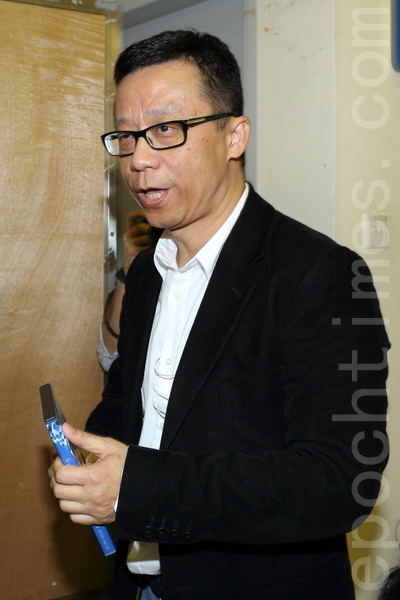 香港電視網絡主席王維基在一場演講中表示,將於3至6個月內推出新計劃,例如發展互聯網電視;對於政府不允許港視披露發牌顧問報告,他則回應指會透過創意思考,研究在不侵犯道德界線下,逼令政府披露更多細節;並認為政府現時是進退兩難,質疑如果政府文件有一些準確資料,為何不在公布發牌結果當日就向公眾披露,而要待十萬人包圍政府總部後才公布。(蔡雯文/大紀元) 香港電視網絡主席王維基在一場演講中表示,將於3至6個月內推出新計劃,例如發展互聯網電視;對於政府不允許港視披露發牌顧問報告,他則回應指會透過創意思考,研究在不侵犯道德界線下,逼令政府披露更多細節;並認為政府現時是進退兩難,質疑如果政府文件有一些準確資料,為何不在公布發牌結果當日就向公眾披露,而要待十萬人包圍政府總部後才公布。(蔡雯文/大紀元)