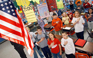 美国学生可以不对国旗宣誓效忠吗？
