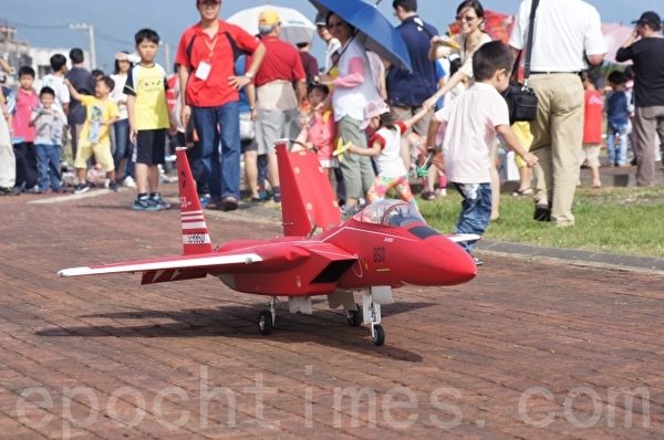 F-15 鹰式战斗机遥控机展示。(詹亦菱/大纪元) F-15 鹰式战斗机遥控机展示。(詹亦菱/大纪元)