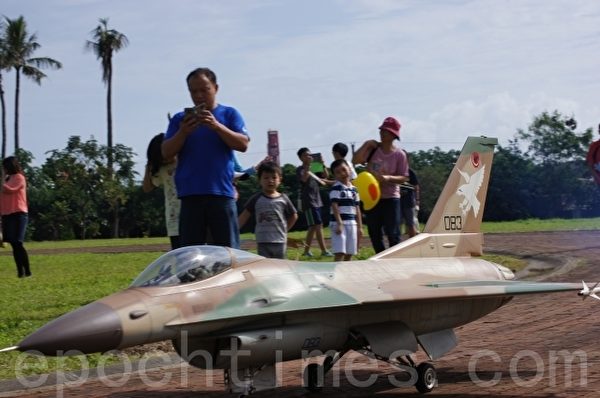 台湾空军现役F-16遥控战斗机在跑道滑行。(詹亦菱/大纪元) 台湾空军现役F-16遥控战斗机在跑道滑行。(詹亦菱/大纪元)