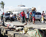 海燕肆虐菲国上万人死 饥民抢掠物品军警进驻