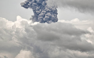印尼2火山同日喷发 火山灰直冲8000米