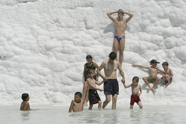 游客享受土耳其棉花堡温泉冲淋乐趣。(MUSTAFA OZER / AFP) 游客享受土耳其棉花堡温泉冲淋乐趣。(MUSTAFA OZER / AFP)