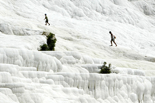 土耳其棉花堡如白色棉花团。(MUSTAFA OZER / AFP) 土耳其棉花堡如白色棉花团。(MUSTAFA OZER / AFP)