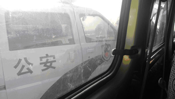 在村頭堵截我們的警車(投書人提供) 在村頭堵截我們的警車(投書人提供)