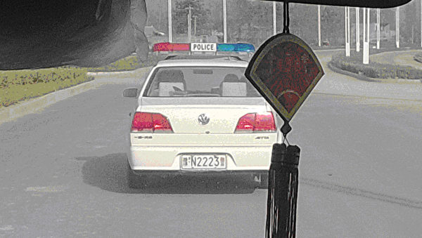 跟蹤我們的警車(投書人提供) 跟蹤我們的警車(投書人提供)