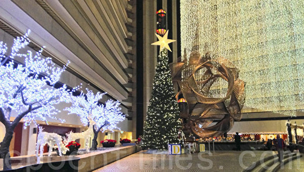 旧金山凯悦酒店中庭的圣诞灯饰已经点亮。（简妤/大纪元）