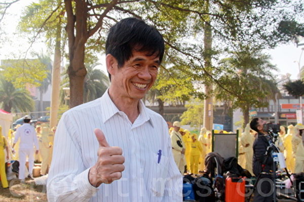 只要知道有法輪功活動,一定前來參與的南市議員李文正。(攝影:賴友容/大紀元) 只要知道有法輪功活動,一定前來參與的南市議員李文正。(攝影:賴友容/大紀元)