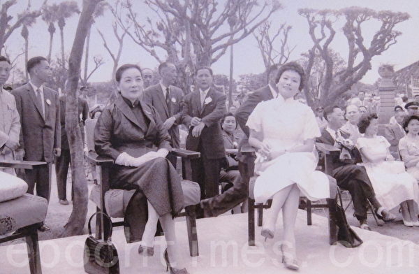 1958年8月9日蒋夫人(左)与陈香梅女士(右)共同主持陈纳德将军铜像揭幕典礼(国防部)。(钟元翻摄/大纪元) 1958年8月9日蒋夫人(左)与陈香梅女士(右)共同主持陈纳德将军铜像揭幕典礼(国防部)。(钟元翻摄/大纪元)