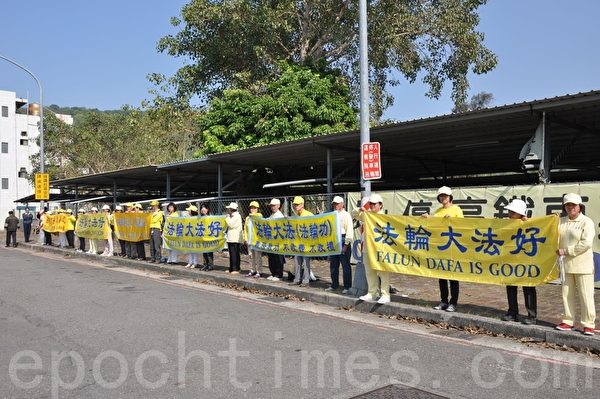 大陆海协会会长陈德铭27日搭高铁南下参访,台南、高雄等地法轮功学员自发集结表达诉求,呼吁停止迫害法轮功。(李晴玳/大纪元) 大陆海协会会长陈德铭27日搭高铁南下参访,台南、高雄等地法轮功学员自发集结表达诉求,呼吁停止迫害法轮功。(李晴玳/大纪元)