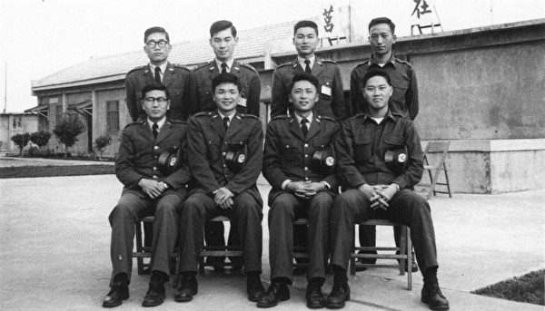 防炮205营的八位预官:1968年12月,分发在 防炮205营的八位预官,于朝会后在主营房及司令台前合影留念。后立者右一为政战干事江光雄,右三为事务官朱及瑞,前坐者由右至左为修护官田庆璋,作者,政战官林振家,运输官李明清。(作者提供) 防炮205营的八位预官:1968年12月,分发在 防炮205营的八位预官,于朝会后在主营房及司令台前合影留念。后立者右一为政战干事江光雄,右三为事务官朱及瑞,前坐者由右至左为修护官田庆璋,作者,政战官林振家,运输官李明清。(作者提供)