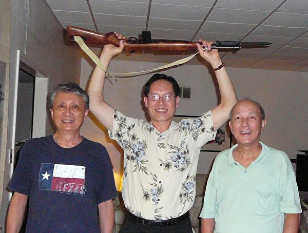 三位“老”排长:2009年9月,我们三位老排长在把玩那柄卡宾枪时合影。从右至左是刘英毅,林叶明与作者。(作者提供) 三位“老”排长:2009年9月,我们三位老排长在把玩那柄卡宾枪时合影。从右至左是刘英毅,林叶明与作者。(作者提供)