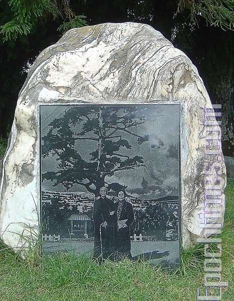 前總統 蔣中正先生與其夫人合照拓於福壽山農場介壽松左前方的石碑上。(大紀元資料庫) 前總統 蔣中正先生與其夫人合照拓於福壽山農場介壽松左前方的石碑上。(大紀元資料庫)