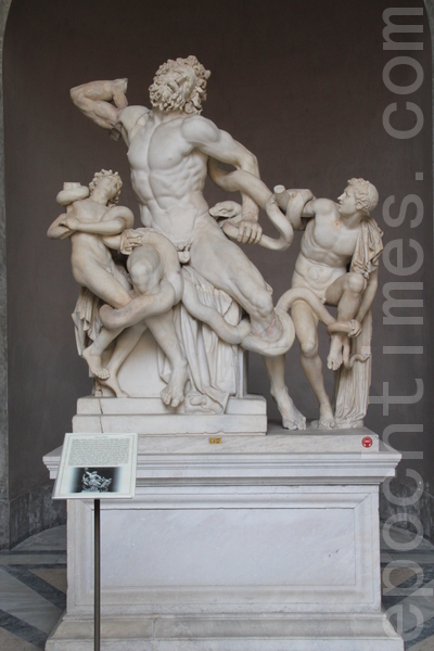 梵谛冈博物馆雕像展览室的劳孔群雕像(Laocoonte)，据说是由希腊三位雕刻家: 哈格桑德罗斯(Hagesandros)、阿塔诺多罗斯(Athenodoros)、波利多罗斯(Polydorus)所共同创作的杰作。（黄凯熙/大纪元）