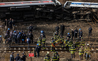 纽约火车5车厢意外出轨 至少4死60伤