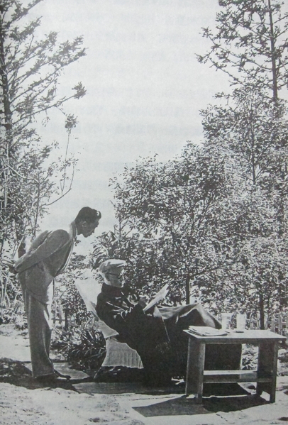 1957年楚崧秋擔任蔣中正總統新聞秘書時,攝於日月潭。(鍾元翻攝/大紀元) 1957年楚崧秋擔任蔣中正總統新聞秘書時,攝於日月潭。(鍾元翻攝/大紀元)