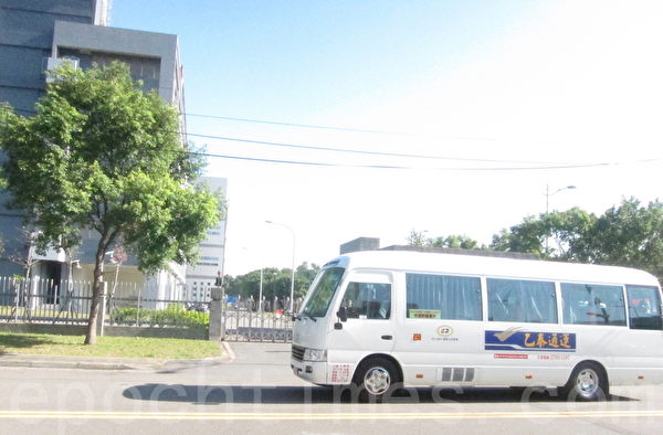 中共海協會會長陳德銘3日參訪在土城的鴻海土城總部及頂埔廠區,法輪功學員拉著「法輪大法好」、「停止迫害法輪功」等橫幅,並表達要中共立即停止迫害法輪功。圖為陳德銘一行的車隊已經到達法輪功學員高喊「法輪大法好」、「停止迫害法輪功」。(鍾元/大紀元) 中共海協會會長陳德銘3日參訪在土城的鴻海土城總部及頂埔廠區,法輪功學員拉著「法輪大法好」、「停止迫害法輪功」等橫幅,並表達要中共立即停止迫害法輪功。圖為陳德銘一行的車隊已經到達法輪功學員高喊「法輪大法好」、「停止迫害法輪功」。(鍾元/大紀元)