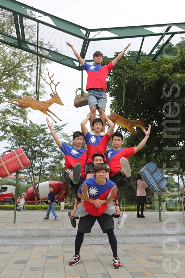 许钰祥、黄孟凡、高嘉和、杨舜平、吴铭恒、蔡博宇叠罗汉“笼头”。(曾汉东/大纪元) 许钰祥、黄孟凡、高嘉和、杨舜平、吴铭恒、蔡博宇叠罗汉“笼头”。(曾汉东/大纪元)