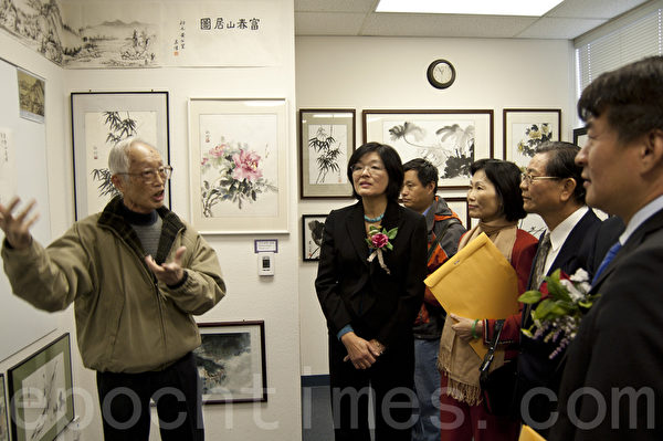 圣地亚哥北郡文教中心汉字文化节书法国画展上,吴伟(左一)向观众介绍他临摹的国书《富春山居图》。(杨婕/大纪元) 圣地亚哥北郡文教中心汉字文化节书法国画展上,吴伟(左一)向观众介绍他临摹的国书《富春山居图》。(杨婕/大纪元)