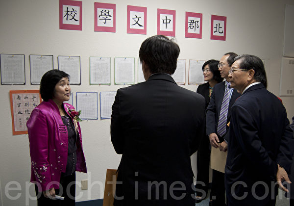 圣地亚哥北郡文教中心汉字文化节书法国画展上,徐钰铃(左一)向来宾介绍中文学校学生硬笔比赛和书法作品。(杨婕/大纪元) 圣地亚哥北郡文教中心汉字文化节书法国画展上,徐钰铃(左一)向来宾介绍中文学校学生硬笔比赛和书法作品。(杨婕/大纪元)