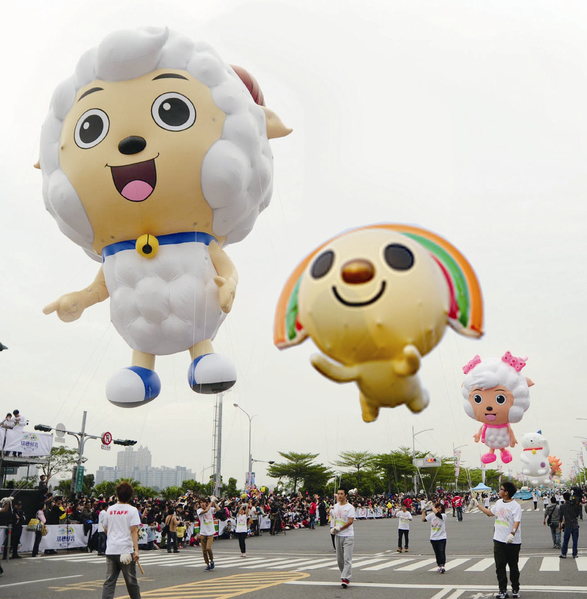 「夢時代大氣球遊行」將於周六(14日)下午13點30分在高雄時代大道登場。(高雄市政府提供) 「夢時代大氣球遊行」將於周六(14日)下午13點30分在高雄時代大道登場。(高雄市政府提供)